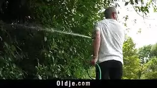 شب صغير مع أمرا كبيره في السن