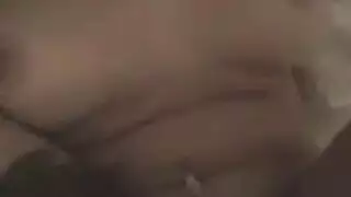 سيدات ناضجات يأخذن شابًا صغيرًا في جولة جنسية قاسية