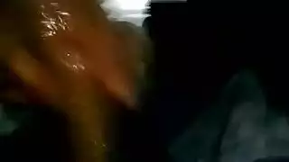 فرك قضيب سمين مع واقي ذكري وقذف داخل أداة استمناء