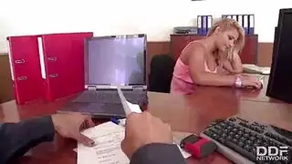 جنس جماعي على المكتب: موظفات تستسلمن لقضيب هائل