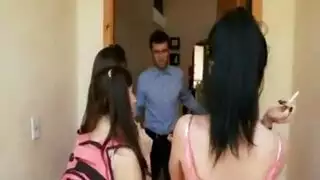 جلسة جماعية إباحية: أربع بنات تشتهي المهبل تأخذ عدة أعضاء