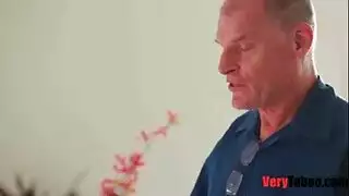 الأخ والأخت يبللان بمشاهدة مشاهد جنسية صريحة