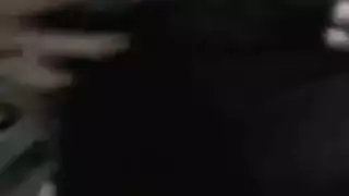 ثدييها مكشوفان، معاملة خشنة: صديقة تُنك بقوة في مشهد إباحي