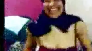 عرض الصدر بقميص يؤدي إلى تقبيل حار وجنس صريح