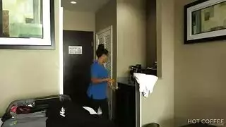 عاملة نظافة الطاولة