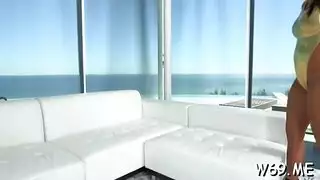 عبادة الفخذين: البنات تمطر ساقيها بالقبلات في فعل سحاقي صريح