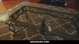 ثعلبة صغيرة تلمس نفسها بين فخذيها الكريمية