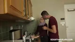 نيك مطبخي ساخن: محجبة تعمل على الزب قبل جنس محترف مكثف