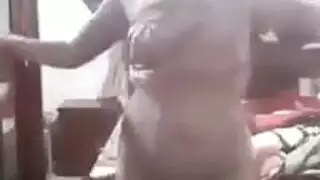 مشهد غرفة نوم صريح لثنائي رائع