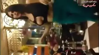 علاقة جنسية مثلثة إباحية مع راقصتي كباريه