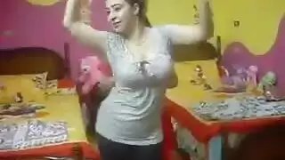 فتاة عربية بهرها تهزها بقوة في غرفة طفل